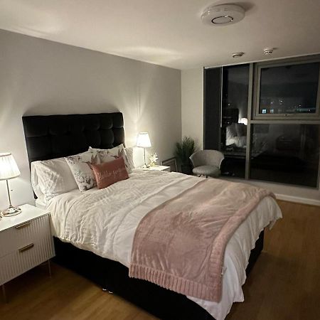 Modern City Centre Apartment In スウィンドン エクステリア 写真