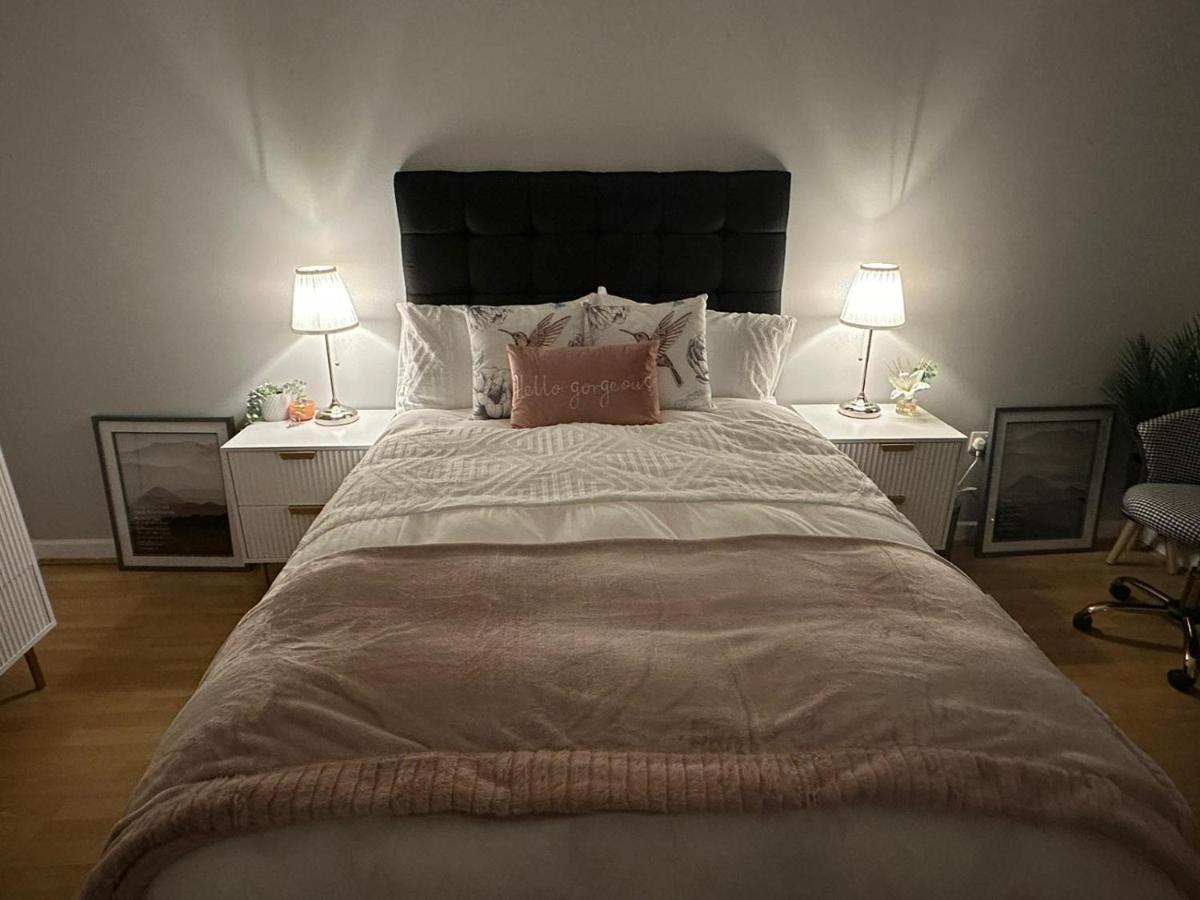 Modern City Centre Apartment In スウィンドン エクステリア 写真