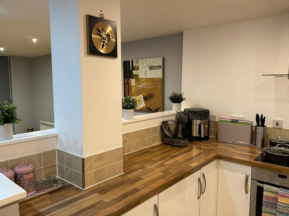Modern City Centre Apartment In スウィンドン エクステリア 写真