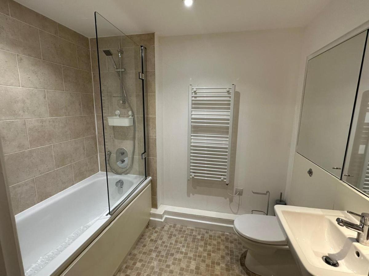 Modern City Centre Apartment In スウィンドン エクステリア 写真