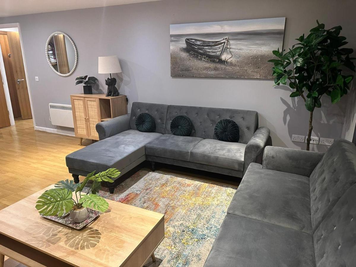 Modern City Centre Apartment In スウィンドン エクステリア 写真