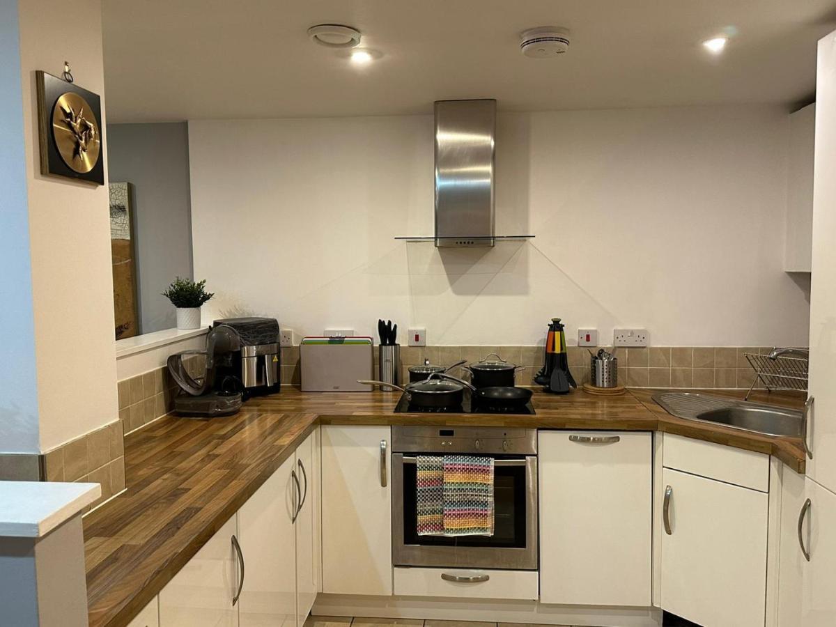 Modern City Centre Apartment In スウィンドン エクステリア 写真