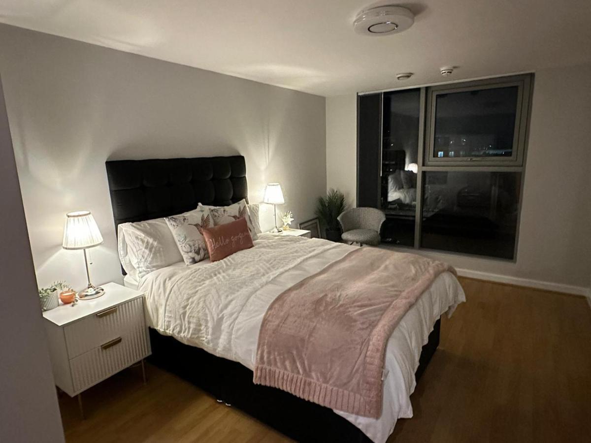 Modern City Centre Apartment In スウィンドン エクステリア 写真