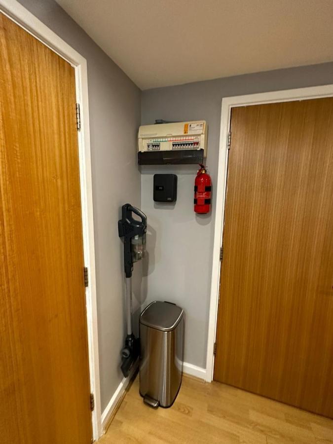 Modern City Centre Apartment In スウィンドン エクステリア 写真