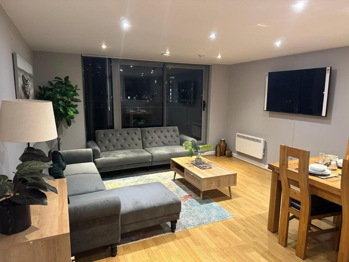 Modern City Centre Apartment In スウィンドン エクステリア 写真