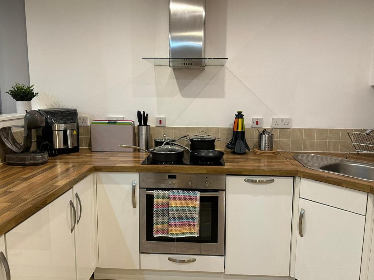 Modern City Centre Apartment In スウィンドン エクステリア 写真